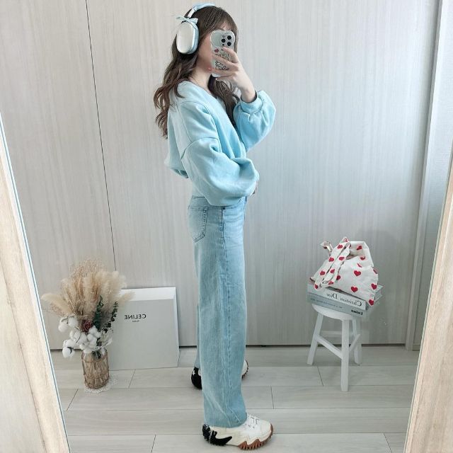 UNIQLO：Cのワイドストレートジーンズのブルーを着用