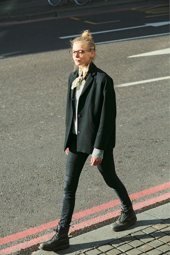 《ドクターマーチン》のブーツが超クール！小物づかいが上手なシンプルコーデ