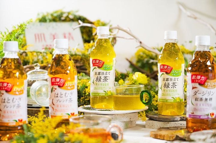 「肌美精企画監修 玉露仕立て緑茶プラス」（中央）