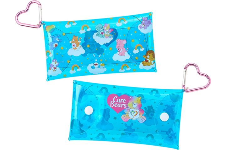 「ケアベア カラビナ付きマルチケース」(非売品)をプレゼント！