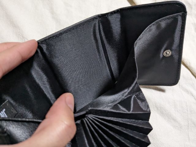 お札を折らずに入れられる札入れ