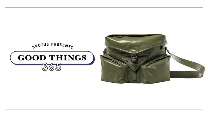 〈プラダ〉のバッグ