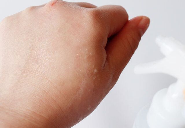 ダイソーのメンズビオレONE 全身化粧水スプレー しっとり 本体を手に吹きかけた様子