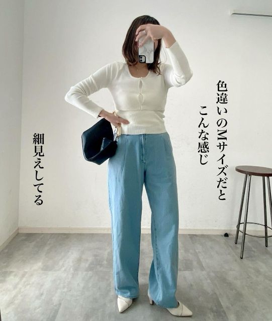 白のGUの2ピースクロップドカーディガンを着用したコーデ