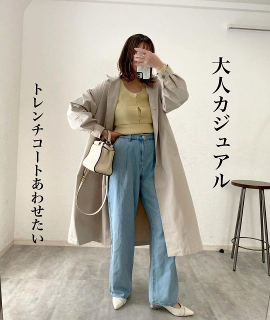 イエローのGUの2ピースクロップドカーディガンとトレンチコートのコーデ
