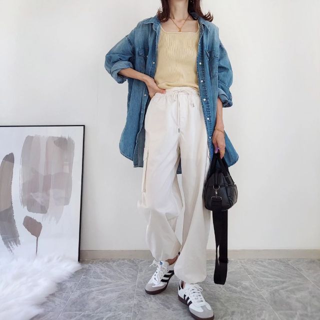 イエローのGUの2ピースクロップドカーディガンとデニムシャツのコーデ