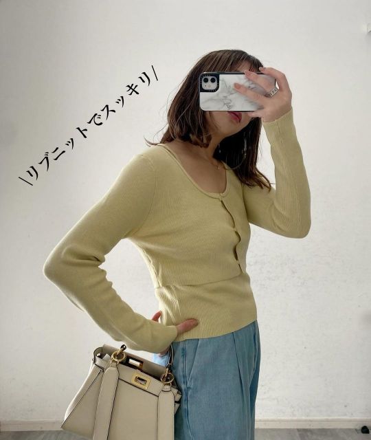 イエローのGUの2ピースクロップドカーディガンを着用している