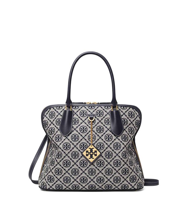 画像: 【トリー バーチ】「T モノグラム スウィング バッグ」 H26.5cm×W32cm×D9.5cm ￥129,800（税込） 出典：トリー バーチ