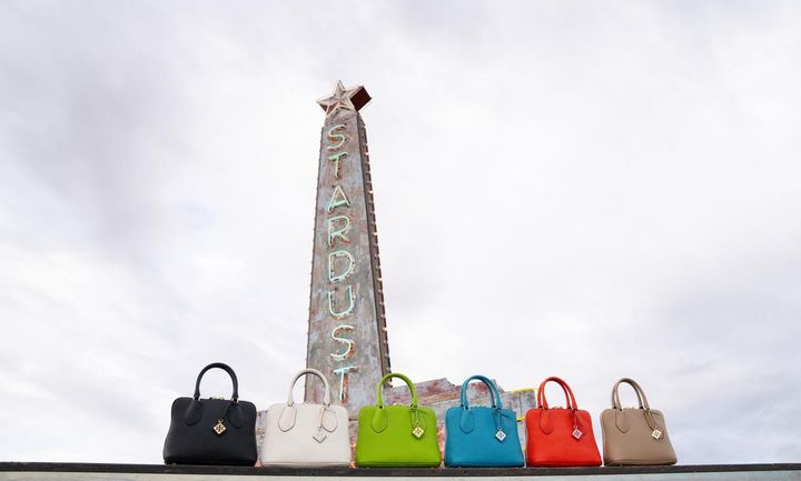 画像: 【トリー バーチ】「スウィング ミニバッグ」＜ブラック、ホワイト、ウィートグラス（グリーン）、セルリアン（ブルー）、ポピーレッド、トープ＞H16.4cm×W2cm×D7.8cm 各￥69,300（税込） 提供：トリー バーチ