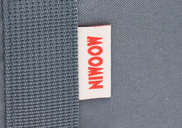 宝島社のムック付録のムーミンの大容量ボストンバッグのロゴタグ