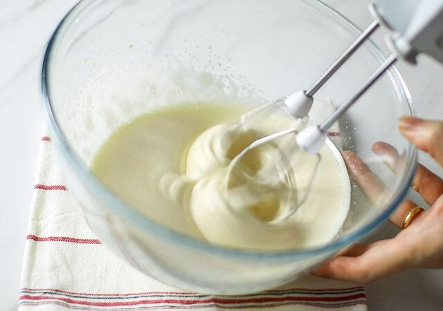 米粉ブルーベリーマフィン レシピ 卵とグラニュー糖を混ぜる