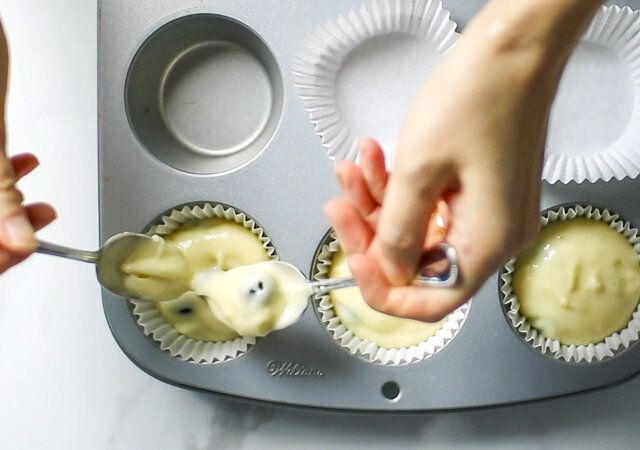 米粉ブルーベリーマフィン レシピ 生地を型に入れる