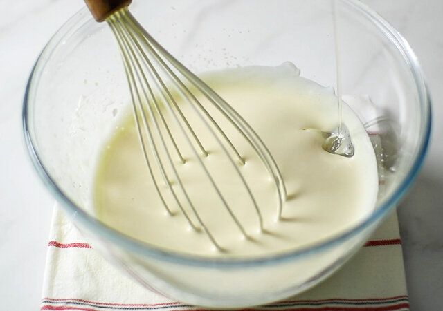 米粉ブルーベリーマフィン レシピ ヨーグルトと植物油を混ぜる