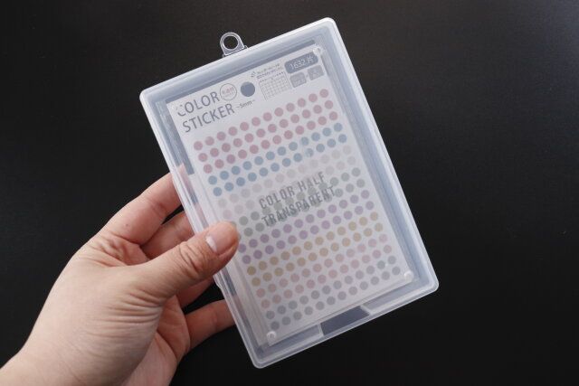 ダイソーのシートシール収納ケース Sのサイズ感
