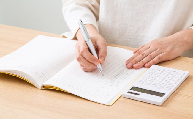 家計をまとめているイメージ