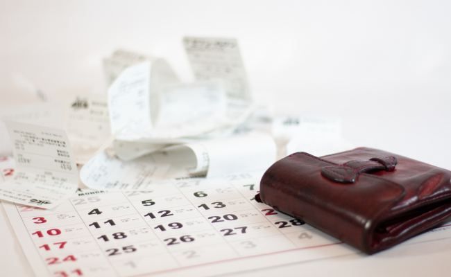 カレンダーとレシートのイメージ