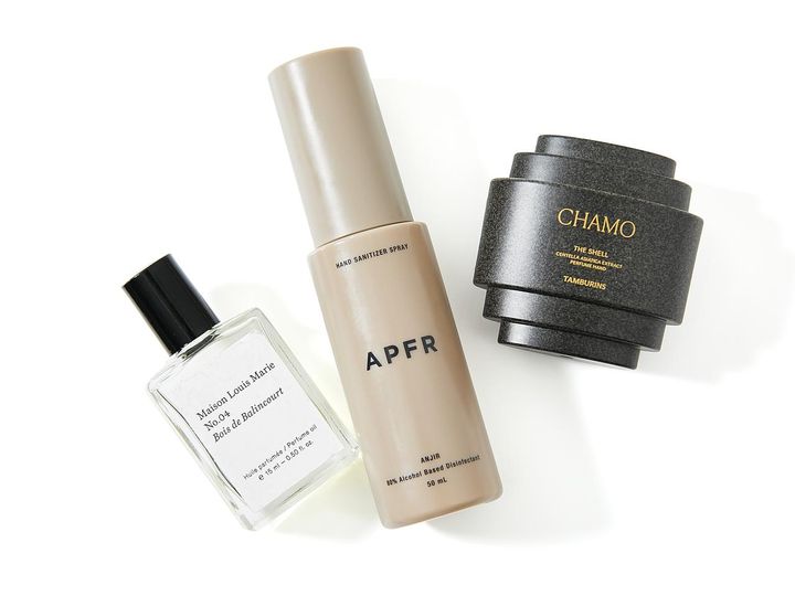画像: 左から【メゾン ルイ マリー】の香水、【アポテーケ フレグランス】のハンドサニタイザースプレー、【タンバリンズ】のパフュームハンドクリーム／すべて本人私物 出典：ftn
