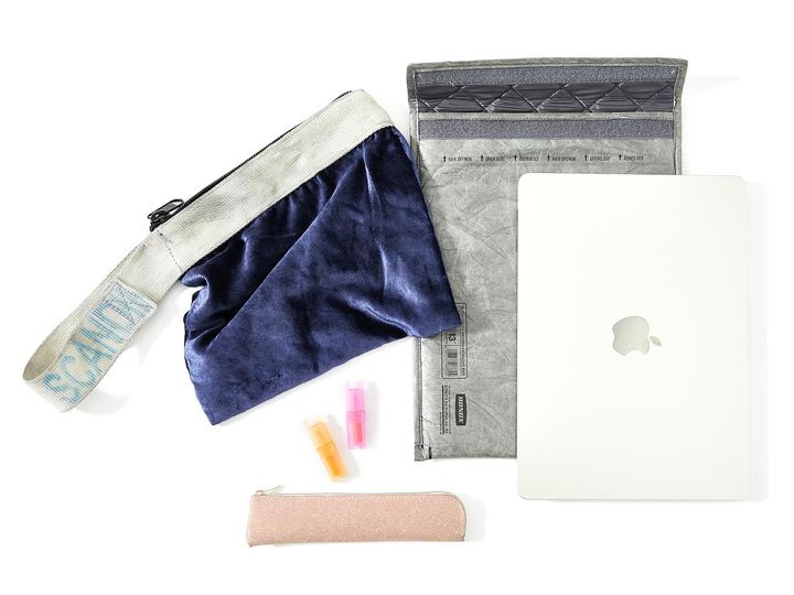 画像: 左から【プエブコ】のポーチ、【ダルトン】のパソコンケース、MacBook Air、【フライング タイガー コペンハーゲン】のマーカー、ペンケース／すべて本人私物 出典：ftn