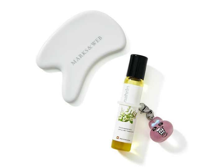 画像: 上から【マークス＆ウェブ】のマッサージプレート、【ナリン】のハーブオイル／ともに本人私物 出典：ftn