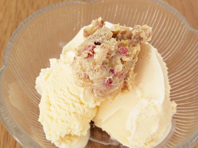 カルディ新商品「ザクザクいちごミルフィーユ」をバニラアイスにトッピングした様子