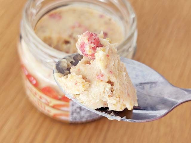 カルディ新商品「ザクザクいちごミルフィーユ」をスプーンですくった様子