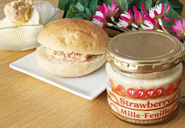 カルディ新商品「ザクザクいちごミルフィーユ」とアレンジレシピ2品がテーブルに並んでいる様子