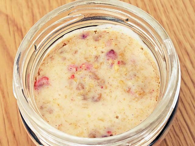 カルディ新商品「ザクザクいちごミルフィーユ」のフタを開けた様子