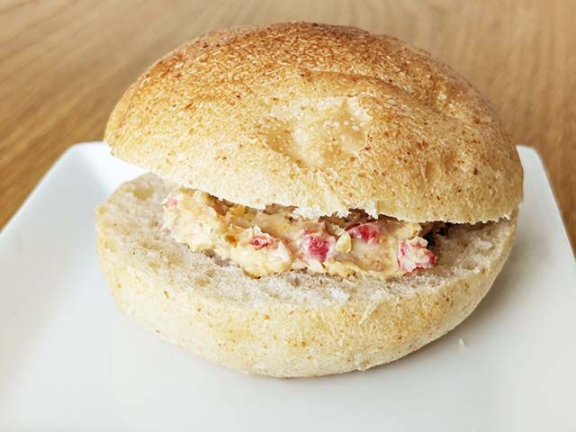 カルディ新商品「ザクザクいちごミルフィーユ」を丸いソフトフランスパンでサンドした様子