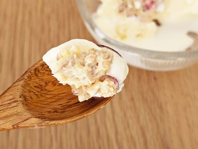 カルディ新商品「ザクザクいちごミルフィーユ」をトッピングしたバニラアイスをスプーンですくっている様子
