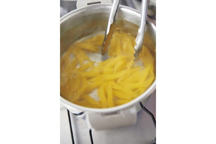 ペンネをゆでる