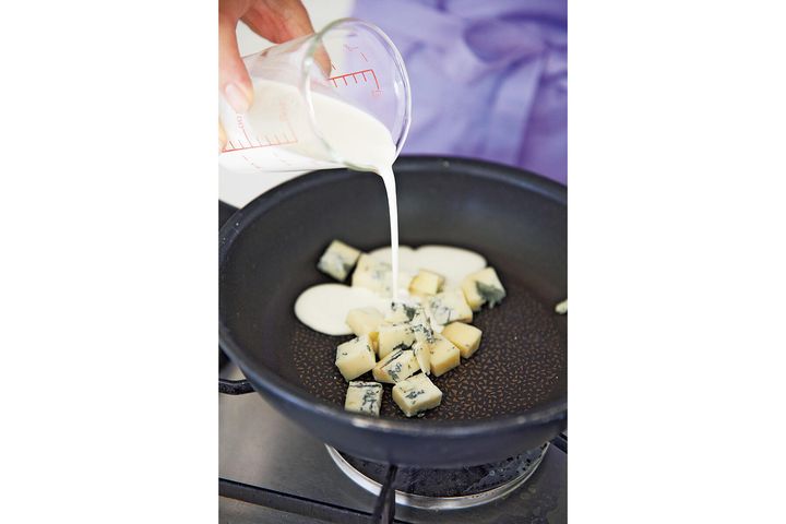 生クリームにチーズを溶かす