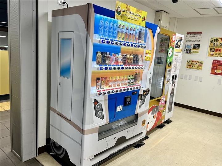 駅のホームの自動販売機、よく見ると北陸新幹線のデザインになっています
