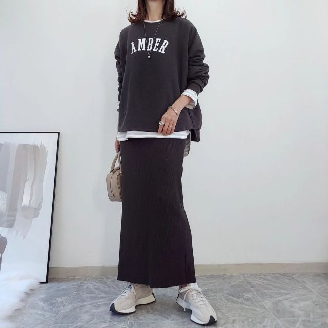 UNIQLOのソフトコットンボーダーラウンドヘムTとスウェットのコーデ