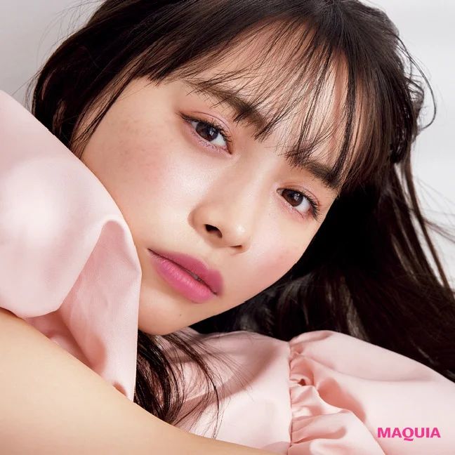 井桁弘恵さんがまとう春のPINK。大人のお助けカラー、くすみピンクで上品な表情に_2