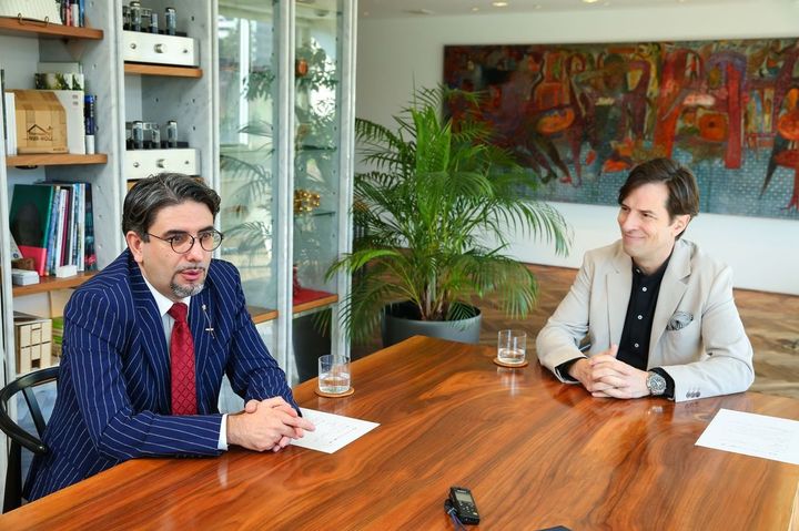 エコノミストのエミン・ユルマズさん（左）とお笑い芸人のパックンさん。