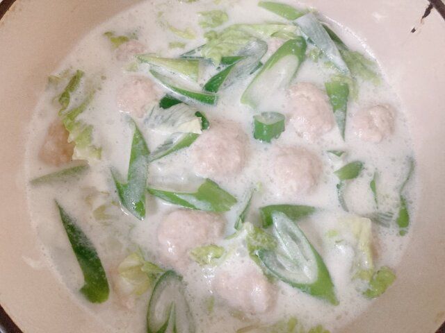 白菜とふわふわ鶏団子のミルク煮 レシピ ネギと牛乳を加えて煮る