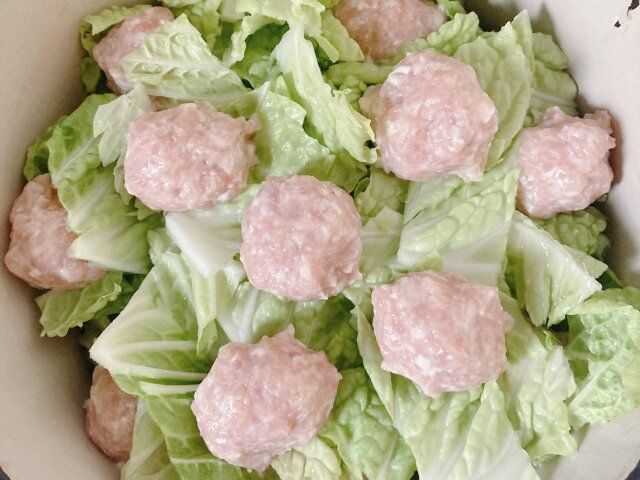 白菜とふわふわ鶏団子のミルク煮 レシピ 白菜と鶏だんごを鍋に並べる