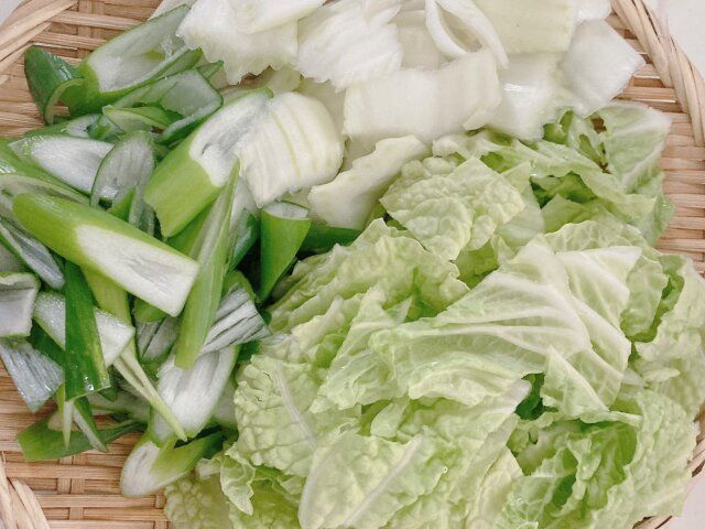 白菜とふわふわ鶏団子のミルク煮 レシピ 野菜を切る