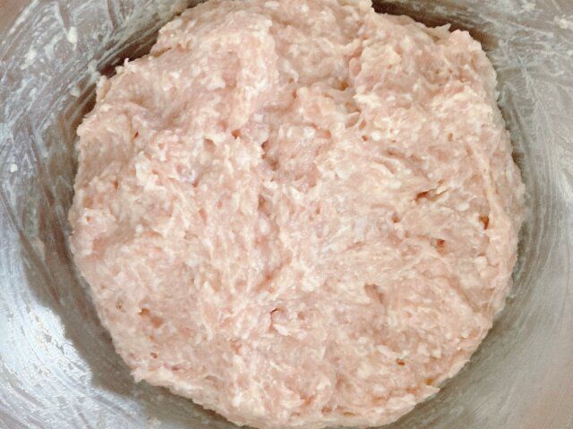 白菜とふわふわ鶏団子のミルク煮 レシピ 鶏だんごの材料を混ぜる