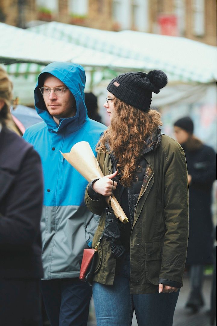 《バブアー》のジャケットをロンドンガールらしくオシャレに着こなしたコーデ