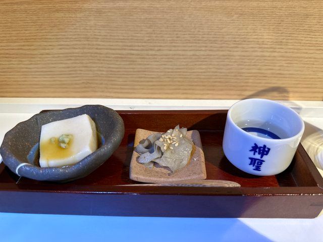 お通し3種のひとつに日本酒が！