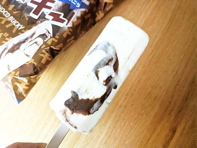 【チョコバッキー バニラ】が開封され、手で持っている様子