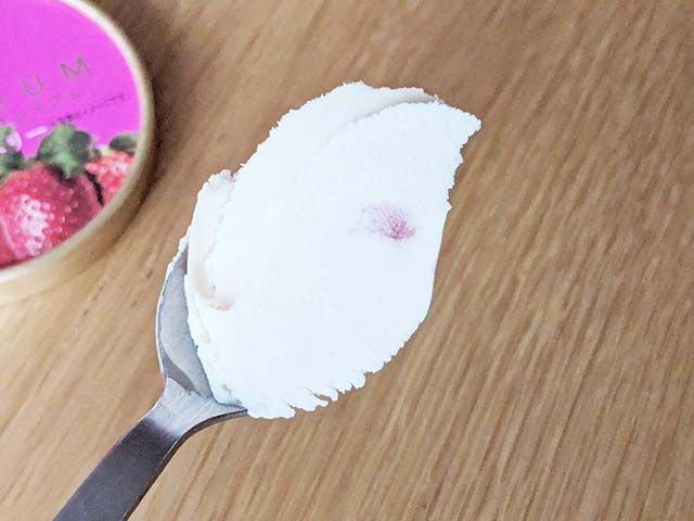 【Chateraise PREMIUM ストロベリー】のフタを開けてスプーンですくっている様子