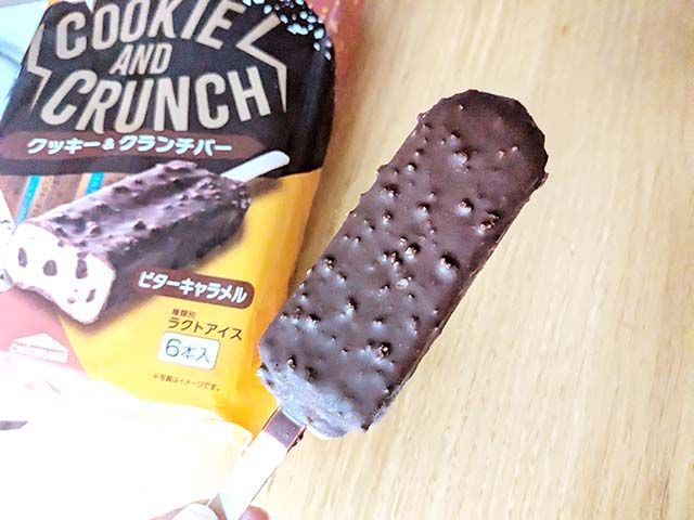 【クッキー&クランチバー ビターキャラメル】が開封され、手で持っている様子