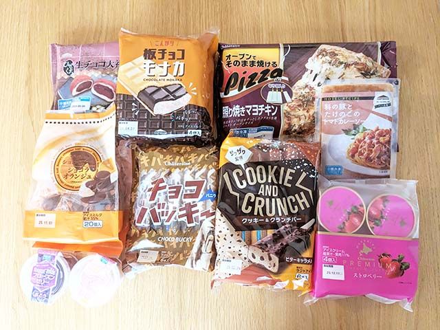 【シャトレーゼ】通販限定「春のハッピーボックス アイスセット 9種26個」の商品がテーブルにズラッと並べられている様子