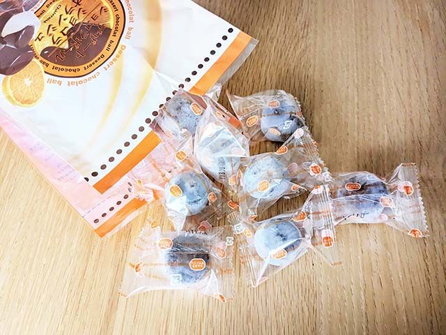 【デザートショコラボール（ショコラオランジュ）】を開封し、個包装のアイスが袋から出ている様子