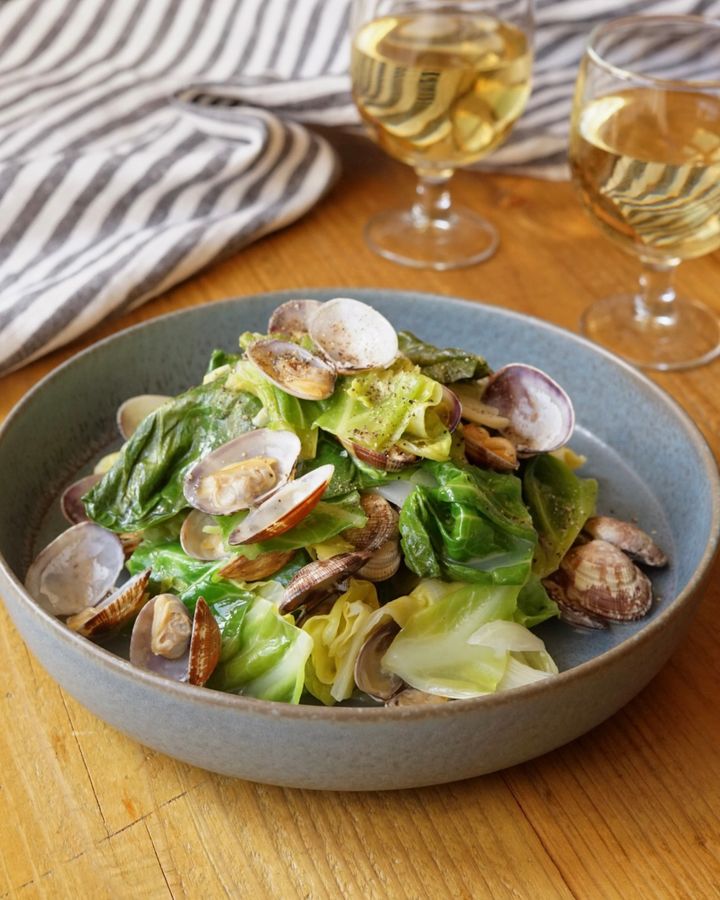 【簡単レシピ】春キャベツのあさりバター蒸し【料理家 あやかの旬野菜を使ったアペロおつまみ vol.7 〜レシピで旅するヨーロッパ〜】