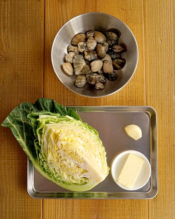 【簡単レシピ】春キャベツのあさりバター蒸し【料理家 あやかの旬野菜を使ったアペロおつまみ vol.7 〜レシピで旅するヨーロッパ〜】