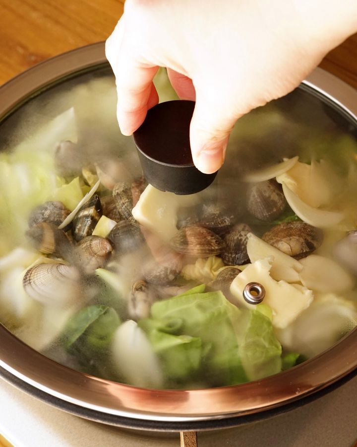 【簡単レシピ】春キャベツのあさりバター蒸し【料理家 あやかの旬野菜を使ったアペロおつまみ vol.7 〜レシピで旅するヨーロッパ〜】