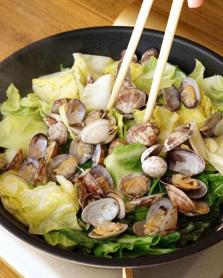 【簡単レシピ】春キャベツのあさりバター蒸し【料理家 あやかの旬野菜を使ったアペロおつまみ vol.7 〜レシピで旅するヨーロッパ〜】